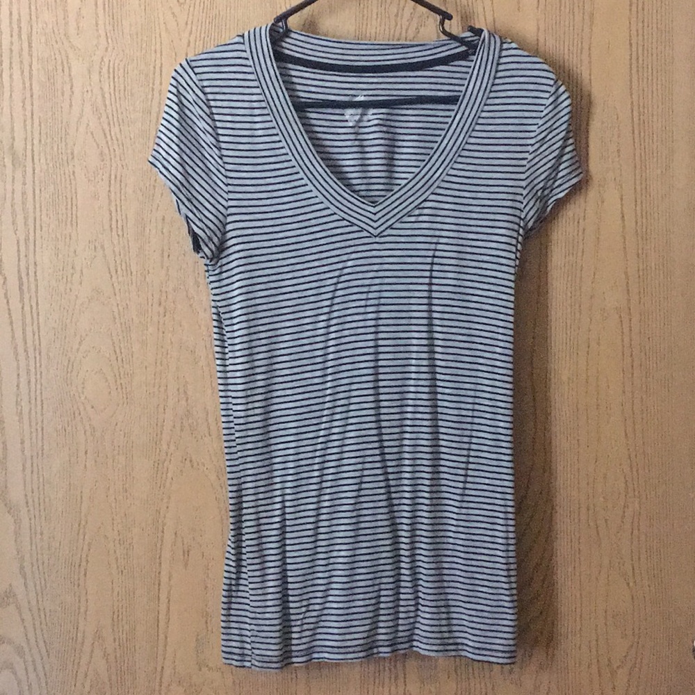 Vneck short-sleeved shirt